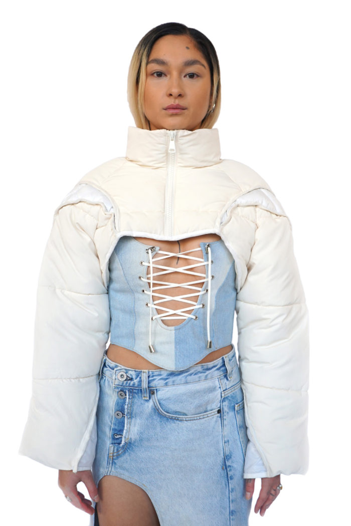 Cropped white puffer coat with wide sleeves from the brand Reconstruct.