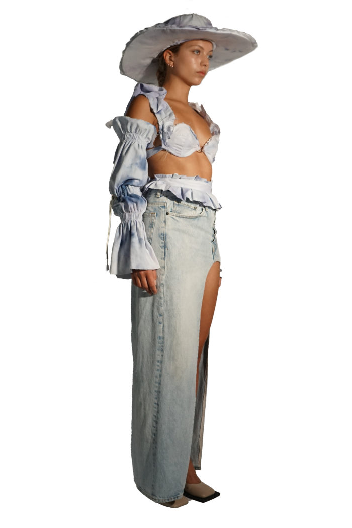 Ruffled armsleeves in a dreamy pastel blue fabric, dyed by hand